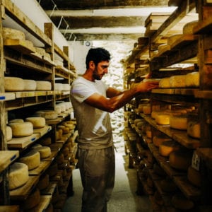 Balade et rencontre avec un fromager des Pyrénées
